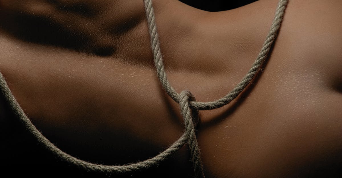 explorez l'univers fascinant du bdsm, une pratique aux multiples facettes alliant plaisir et consentement. découvrez ses principes fondamentaux, ses variations, et comment établir des relations saines et épanouissantes dans ce monde riche en sensations.