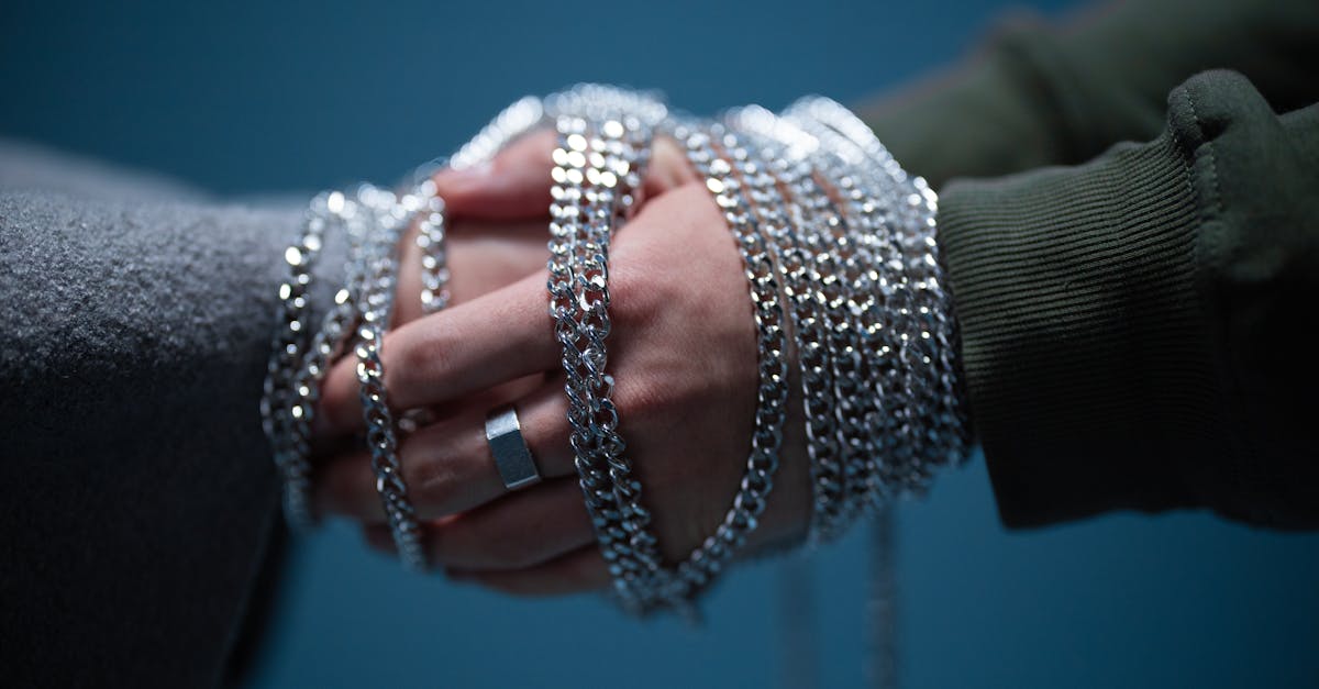 découvrez le bondage, une pratique érotique fondée sur l’attachement et la confiance, qui permet d’explorer les plaisirs des liens, du jeu de rôle et des sensations dans le respect du consentement et de la sécurité.