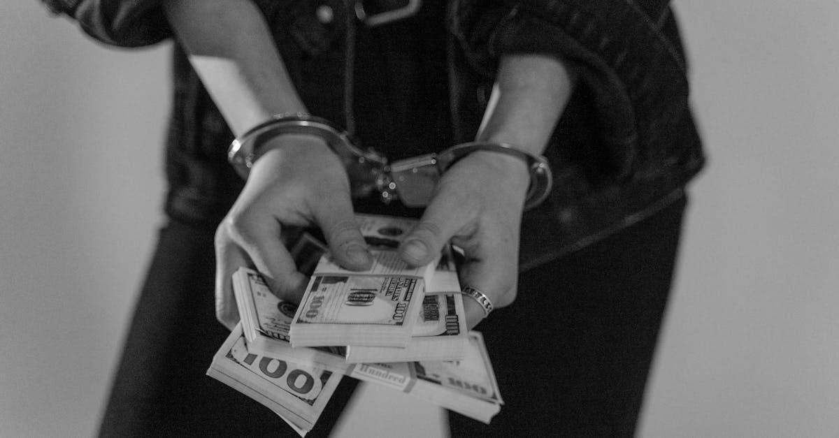 découvrez tout ce qu’il faut savoir sur les menottes : types, usages, conseils de sécurité et réglementation. guide complet pour bien choisir et utiliser des handcuffs.