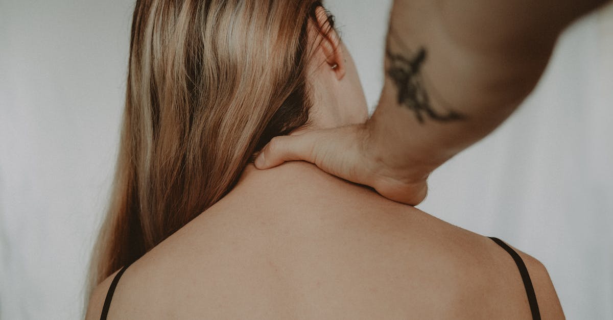 découvrez les bienfaits du massage intime, une expérience dédiée à la détente, au bien-être et à l’éveil des sens. offrez-vous un moment de relaxation profond, dans le respect et la discrétion.